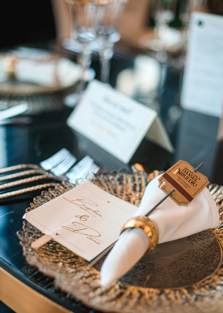 Meniuri elegante și decor floral la Ramatuelle – fotografie detalii de eveniment