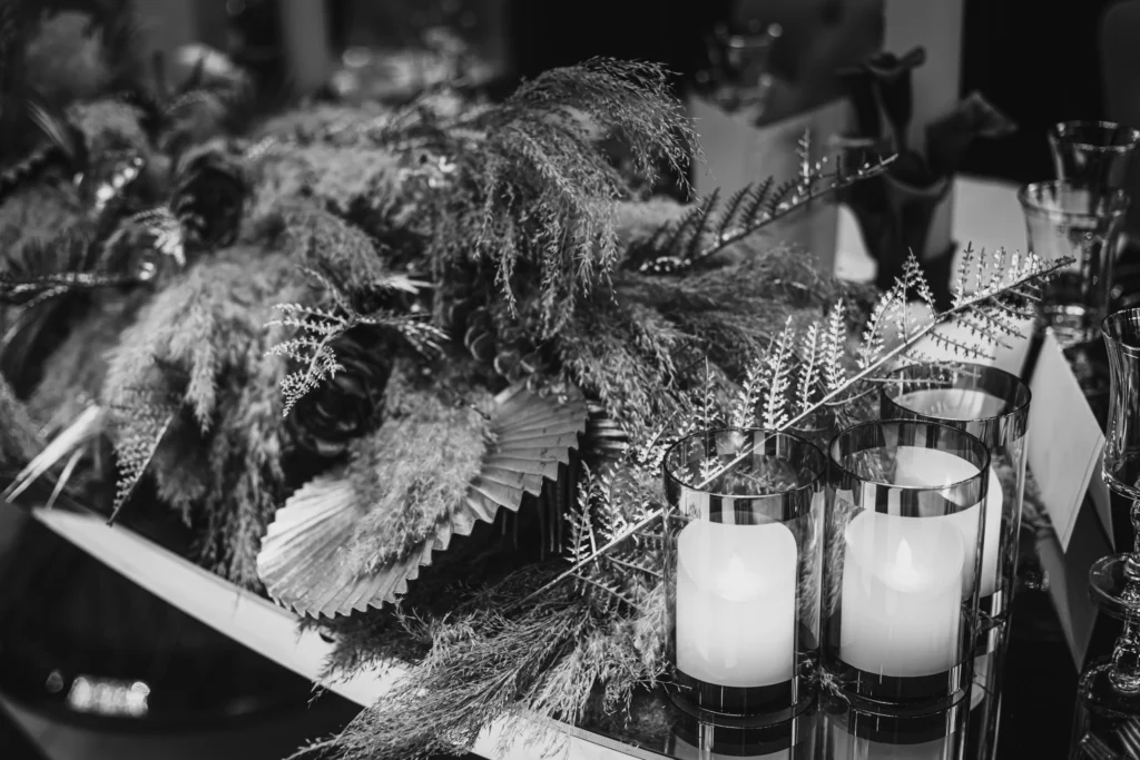 Mesele decorate cu flori albe și lumânări – decor nuntă Ramatuelle Ploieșt
